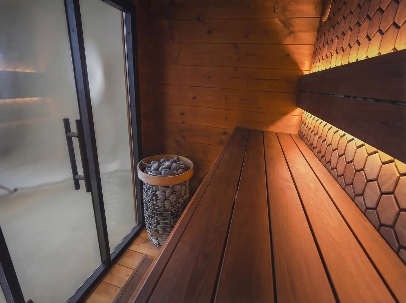 Peau et sudation : intérieur chaleureux d’un sauna extérieur en bois ThermoWood